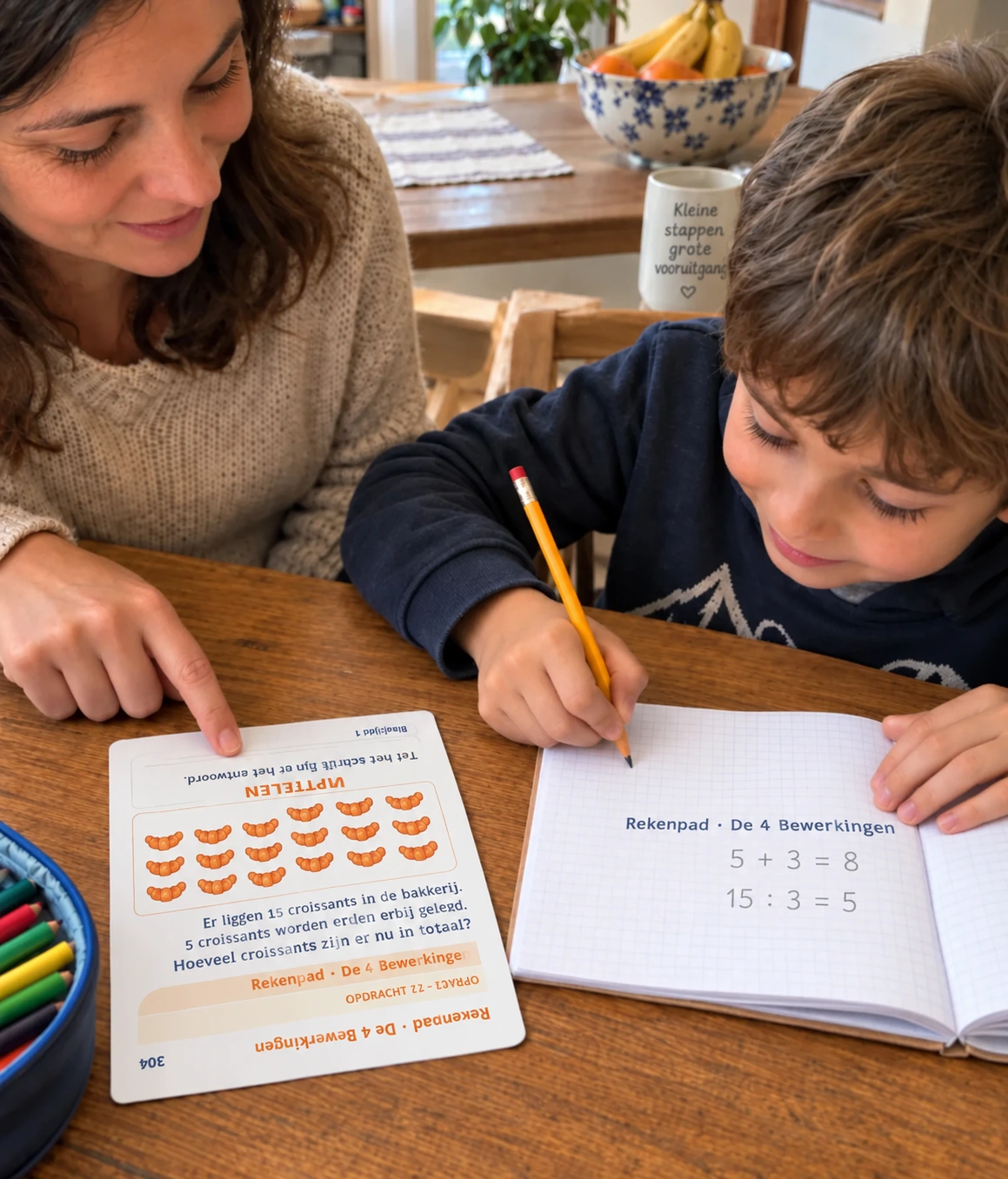 Een ouder en kind werken samen aan een wiskundevraagstuk